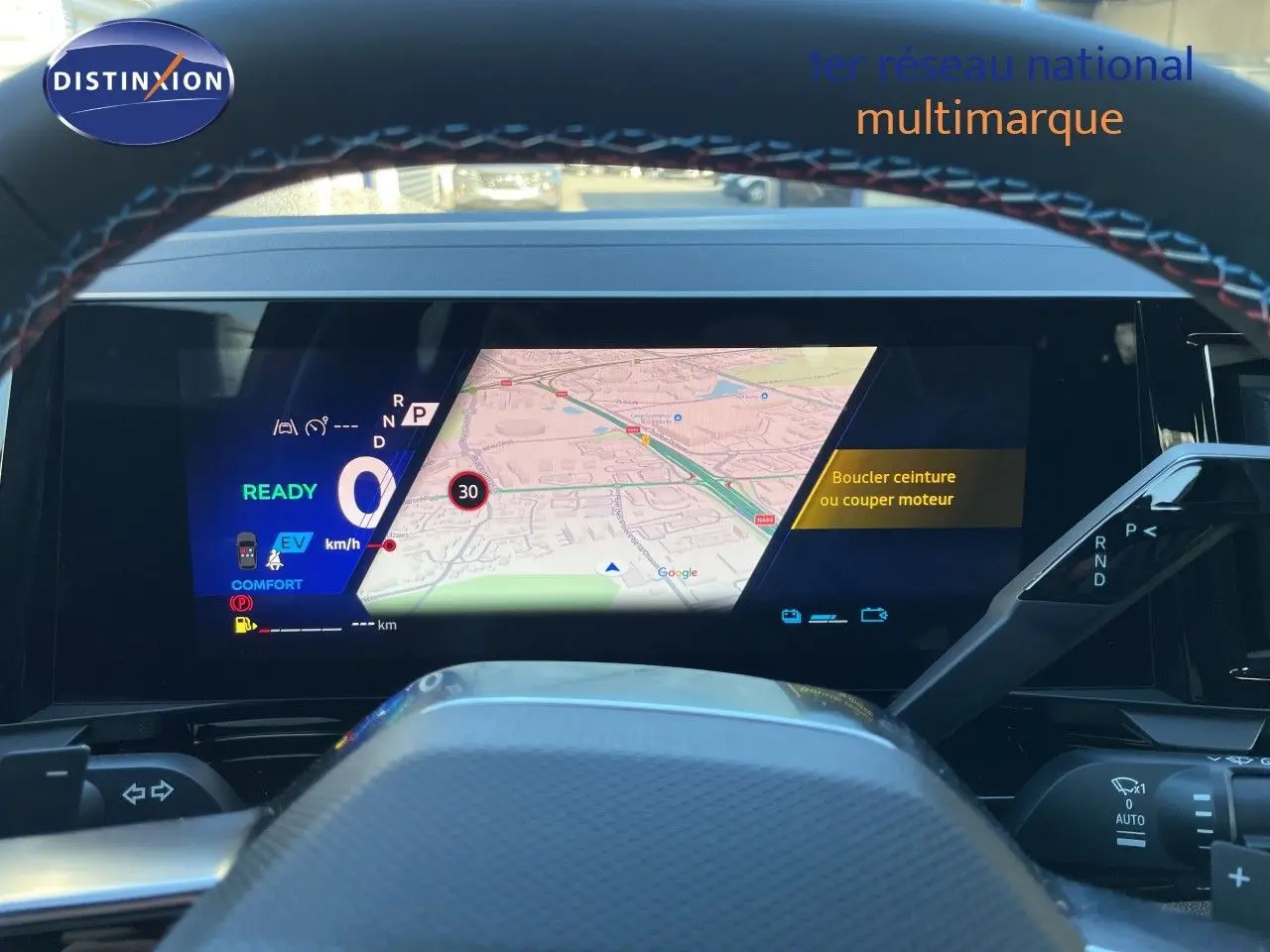 Vue intérieure du tableau de bord numérique du Renault Austral noir étoile métal, avec affichage de navigation et indicateurs de conduite.