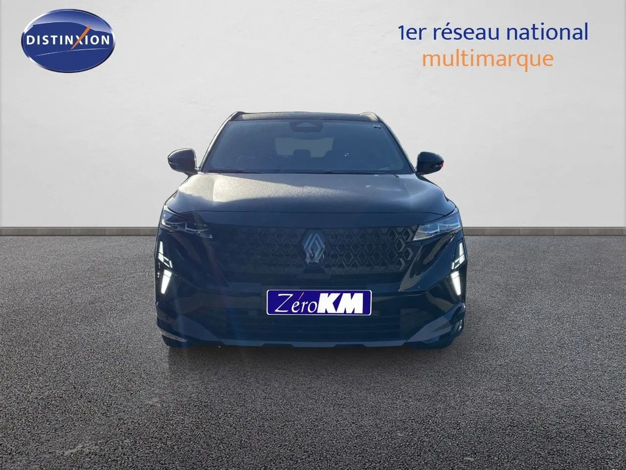 Vue de face du Renault Austral E-Tech Full Hybrid 200 Esprit Alpine en noir étoile métal avec calandre distinctive et feux LED.