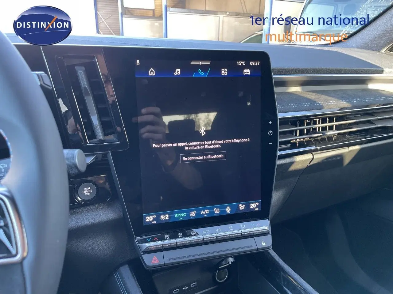Vue intérieure du tableau de bord du Renault Austral E-Tech hybride 2026, écran tactile central et commandes climatisation visibles.