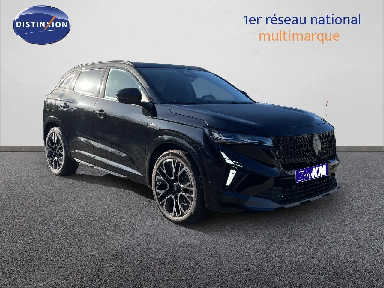 Renault Austral E-Tech hybride noir étoile métal en 3/4 avant droit avec jantes biton et calandre distinctive.