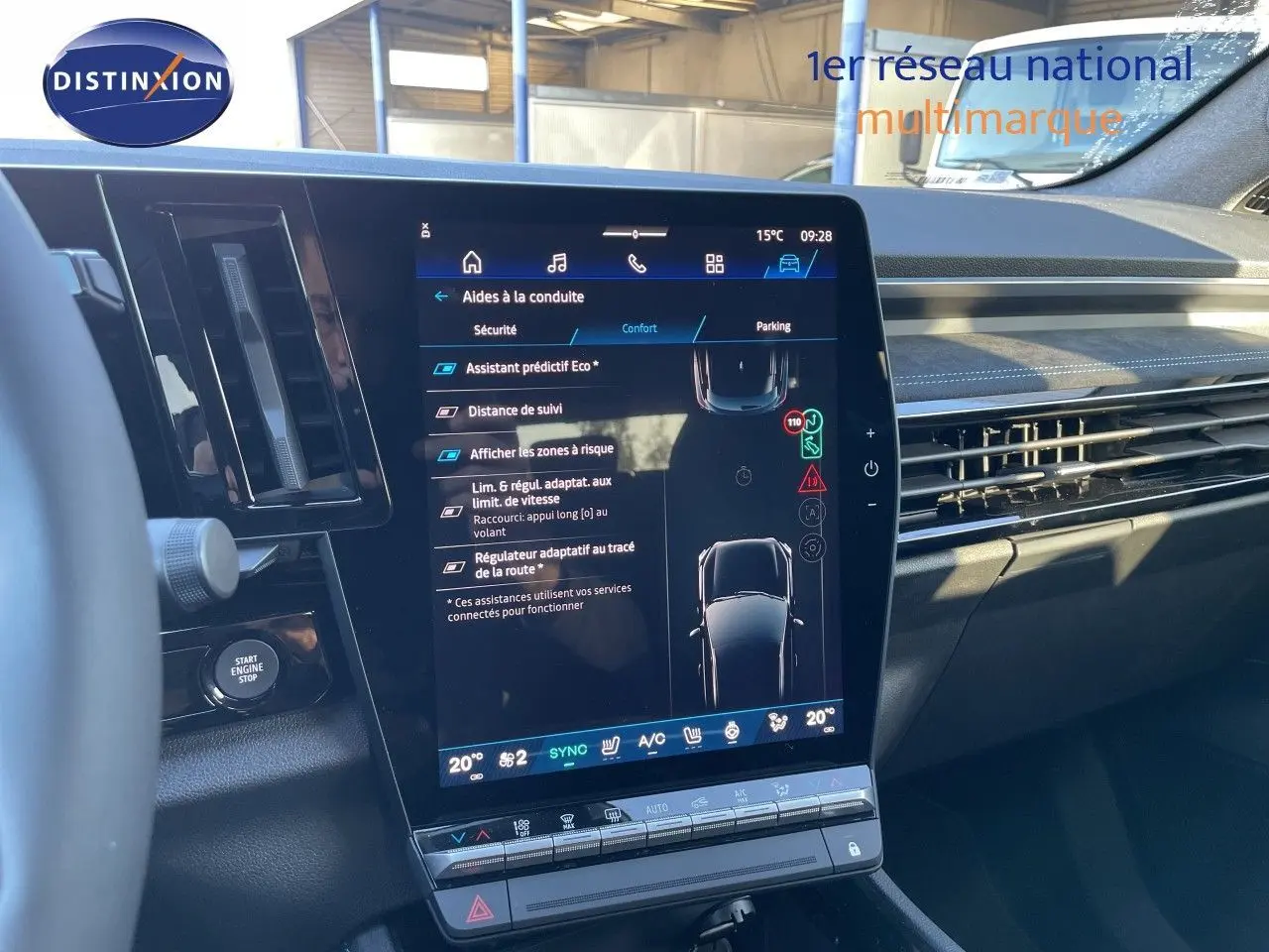 Vue intérieure du tableau de bord du Renault Austral E-Tech hybride 2026, écran tactile central affichant les aides à la conduite.