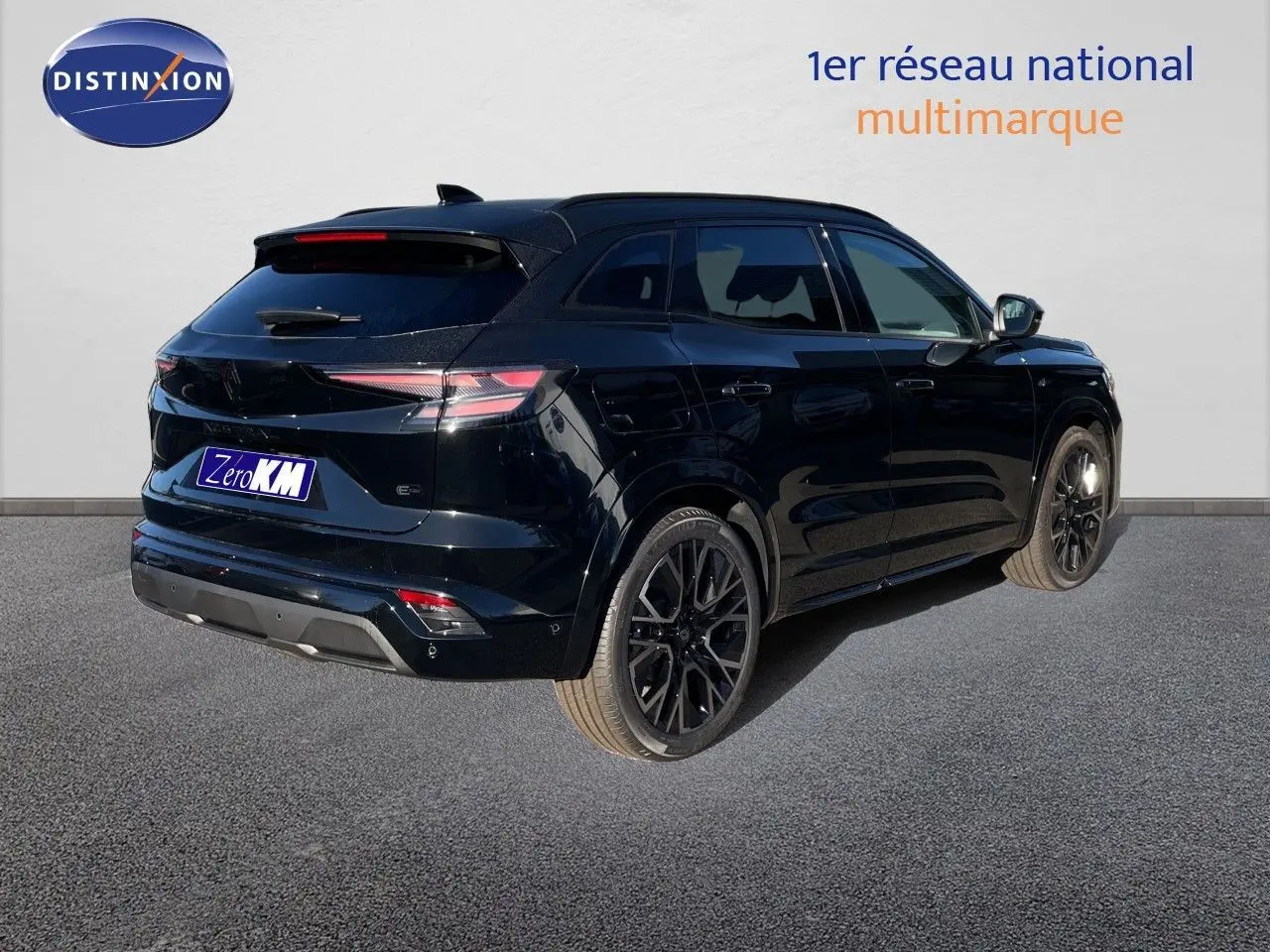 Renault Austral E-Tech Full Hybrid noir étoile métal, vue 3/4 arrière droit avec jantes noires distinctives.