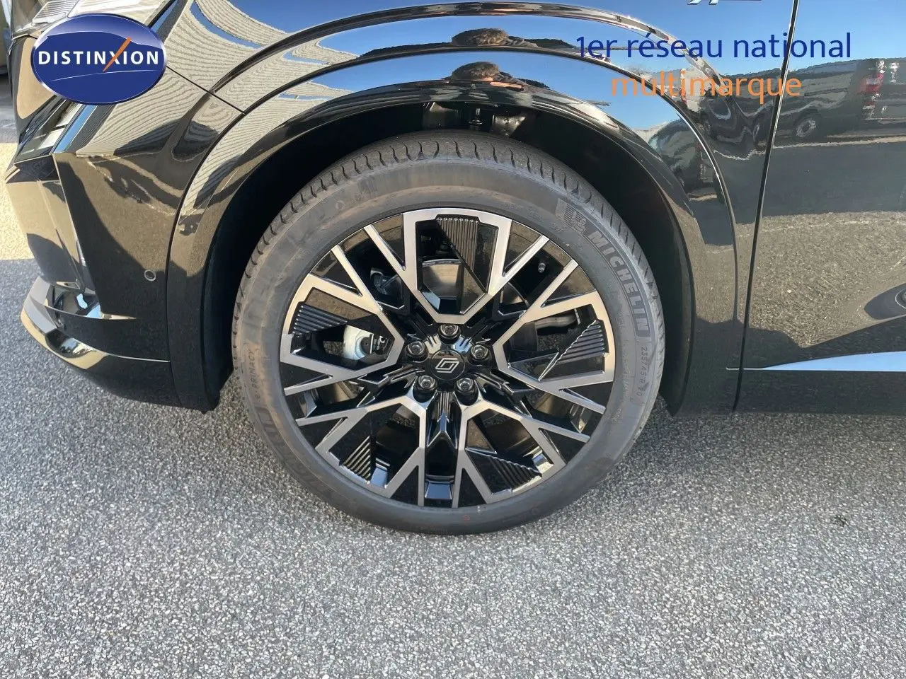 Gros plan sur la roue avant droite noire étoile métal du Renault Austral E-Tech Full Hybrid 200 Esprit Alpine 2026.