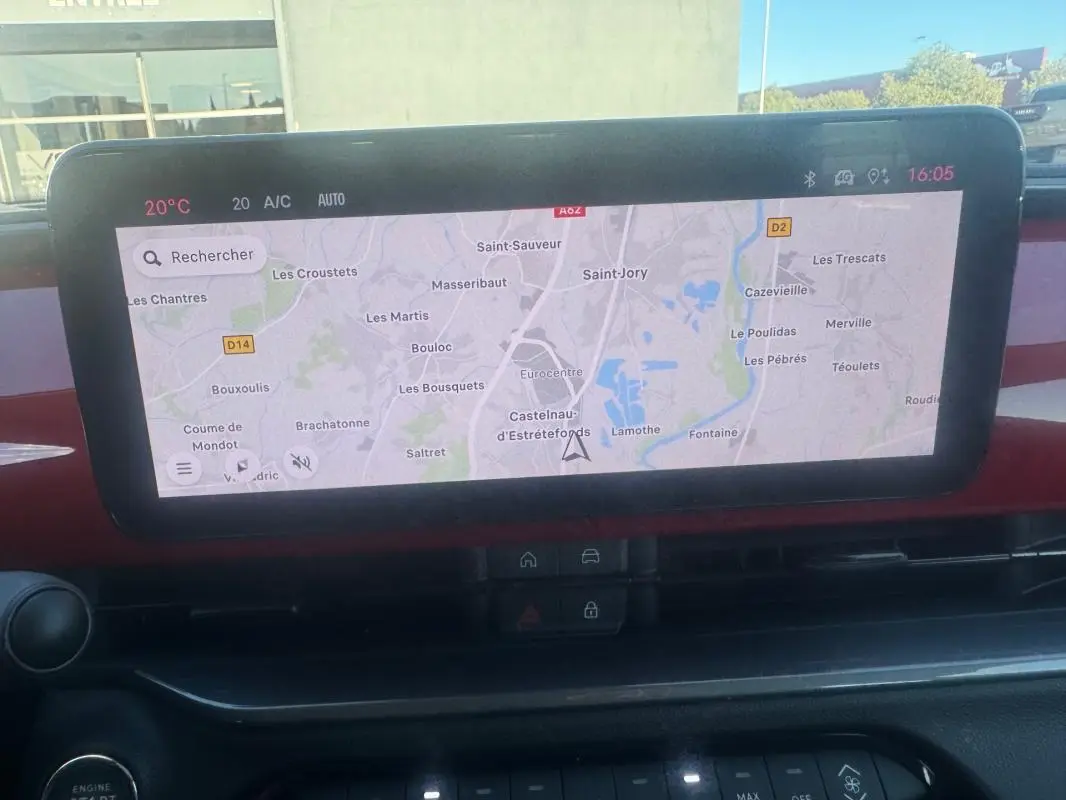 Écran tactile central affichant la navigation GPS dans l’habitacle rouge du Fiat 600 T-Gen 3 2025.