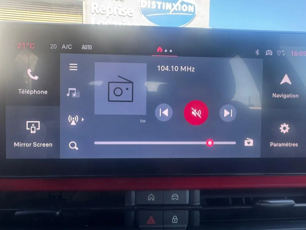 Écran tactile central de la FIAT 600 rouge, vue intérieure du tableau de bord avec interface multimédia affichée.