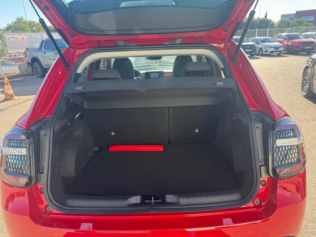 Coffre ouvert vu de l'arrière d'une FIAT 600 rouge 2025, avec banquette arrière et feux arrière distinctifs visibles.