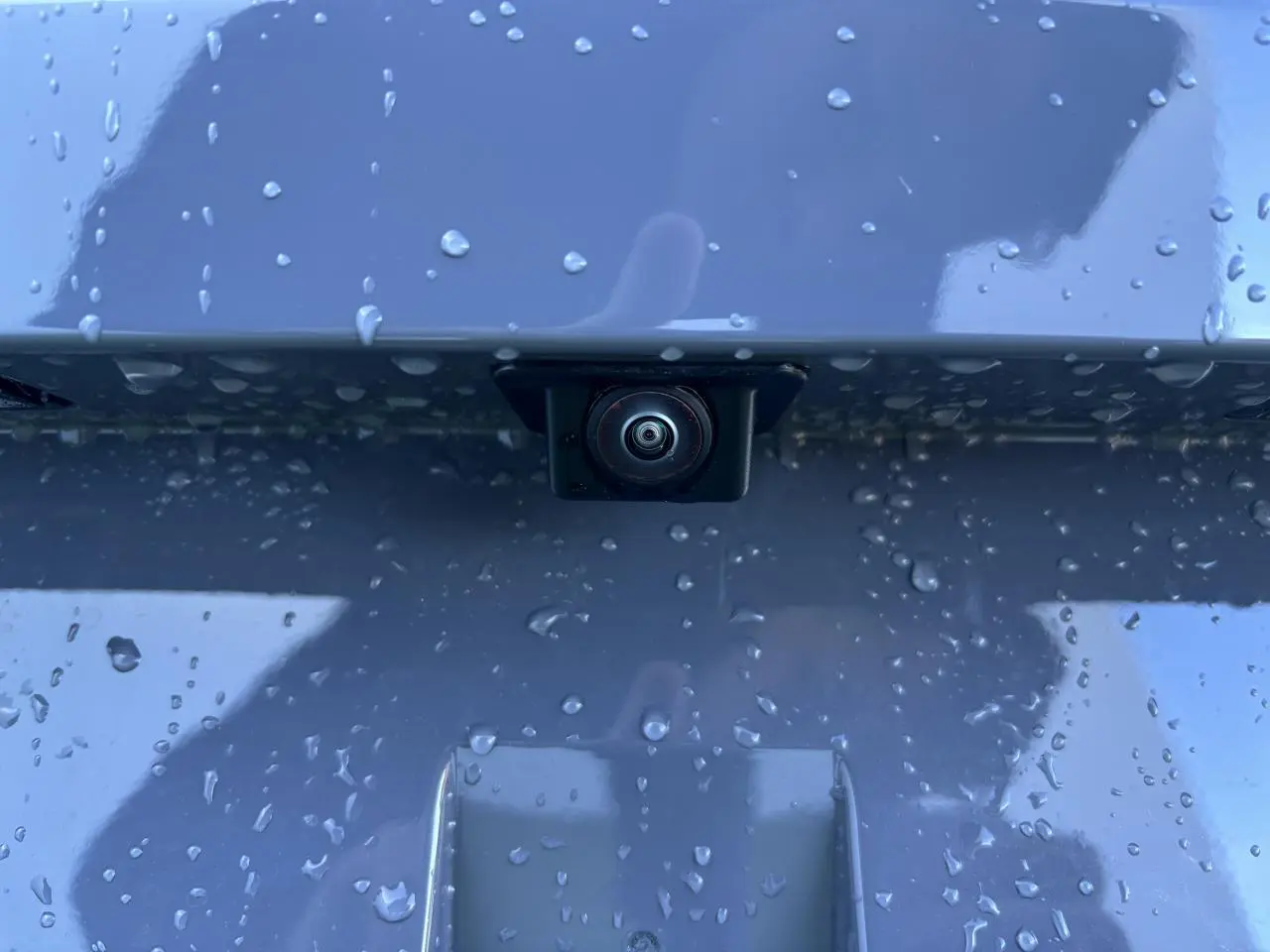 Gros plan sur la caméra de recul intégrée sur la malle arrière gris graphene d'une CUPRA Leon 2024.