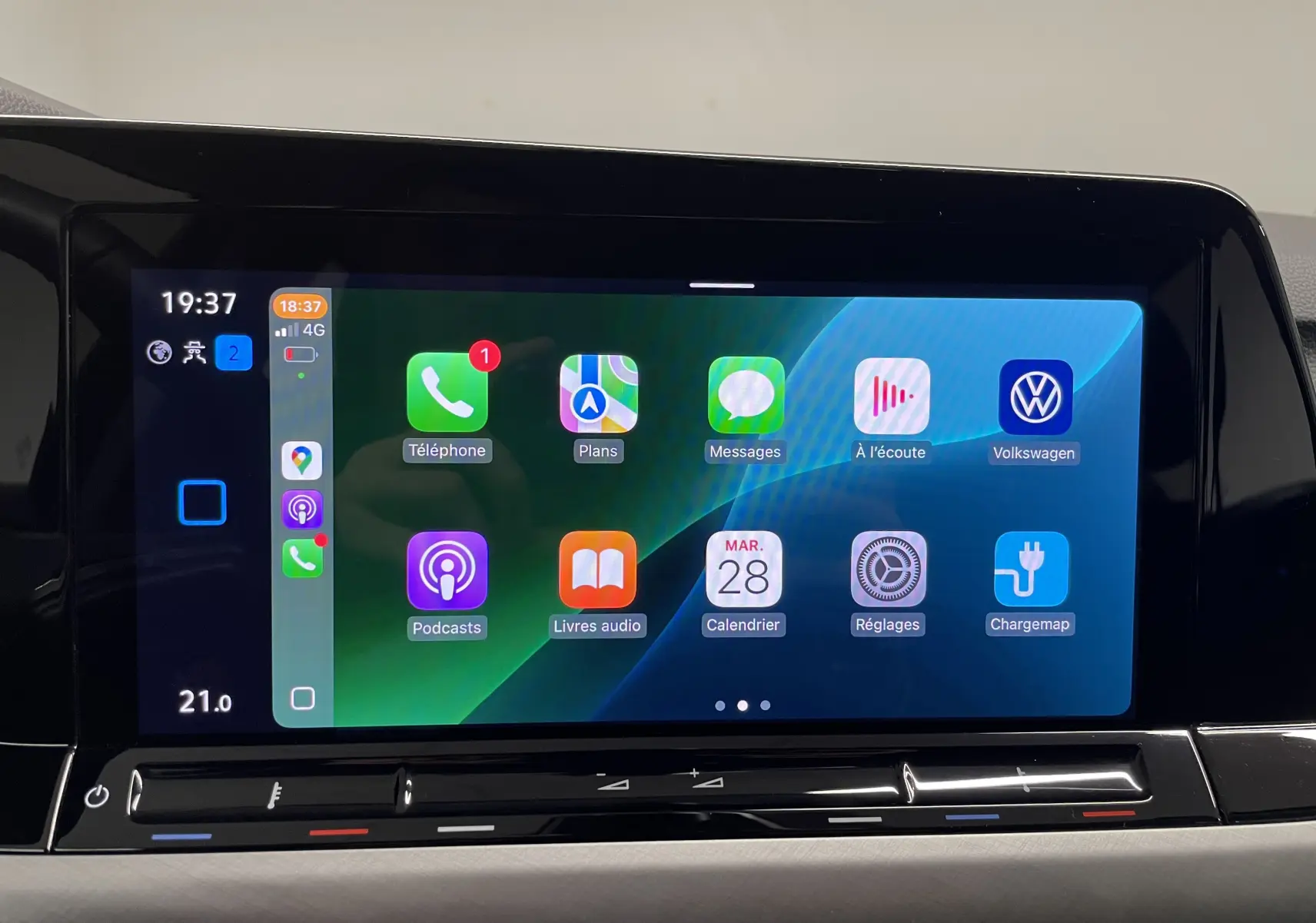 Écran tactile central de la Volkswagen Golf 1.0 TSI 110 DSG7 Life Plus 2023 affichant les applications connectées.