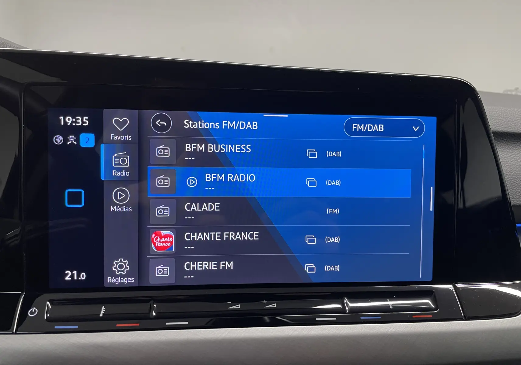 Écran tactile central de la Volkswagen Golf 1.0 TSI 110 DSG7 Life Plus 2023 affichant les stations radio FM/DAB.