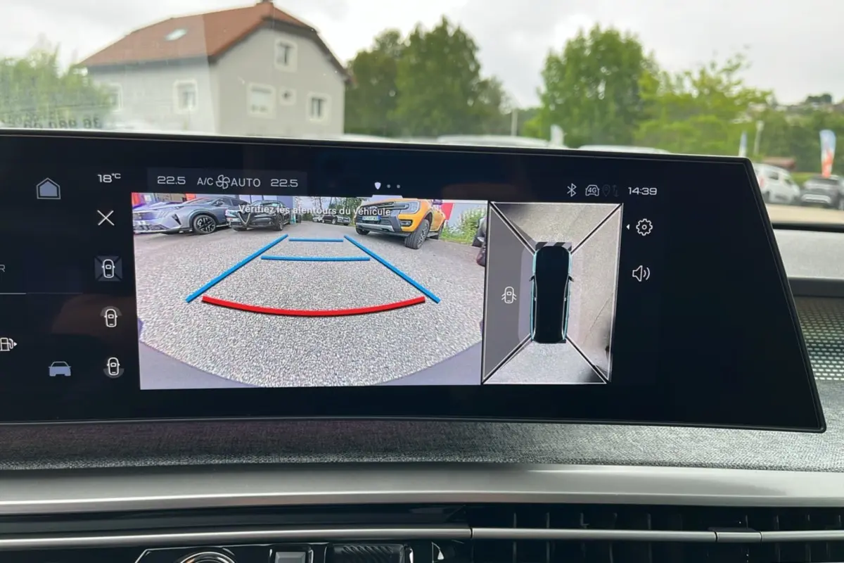 Écran central affichant la caméra 360° du Peugeot 5008 gris titane avec toit noir, vue arrière et dessus du véhicule.