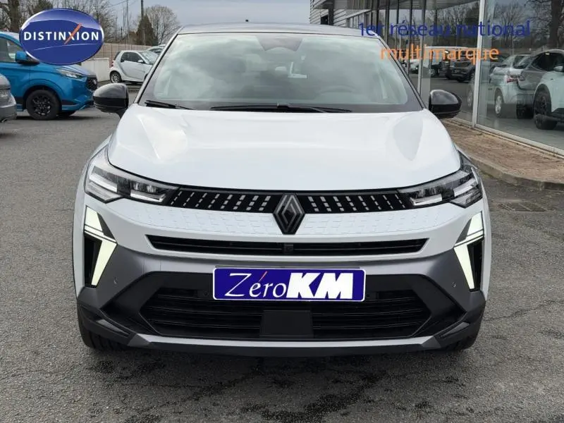 Vue avant d'un Renault Captur 2026 blanc nacré avec éclairage LED distinctif et calandre noire étoile.