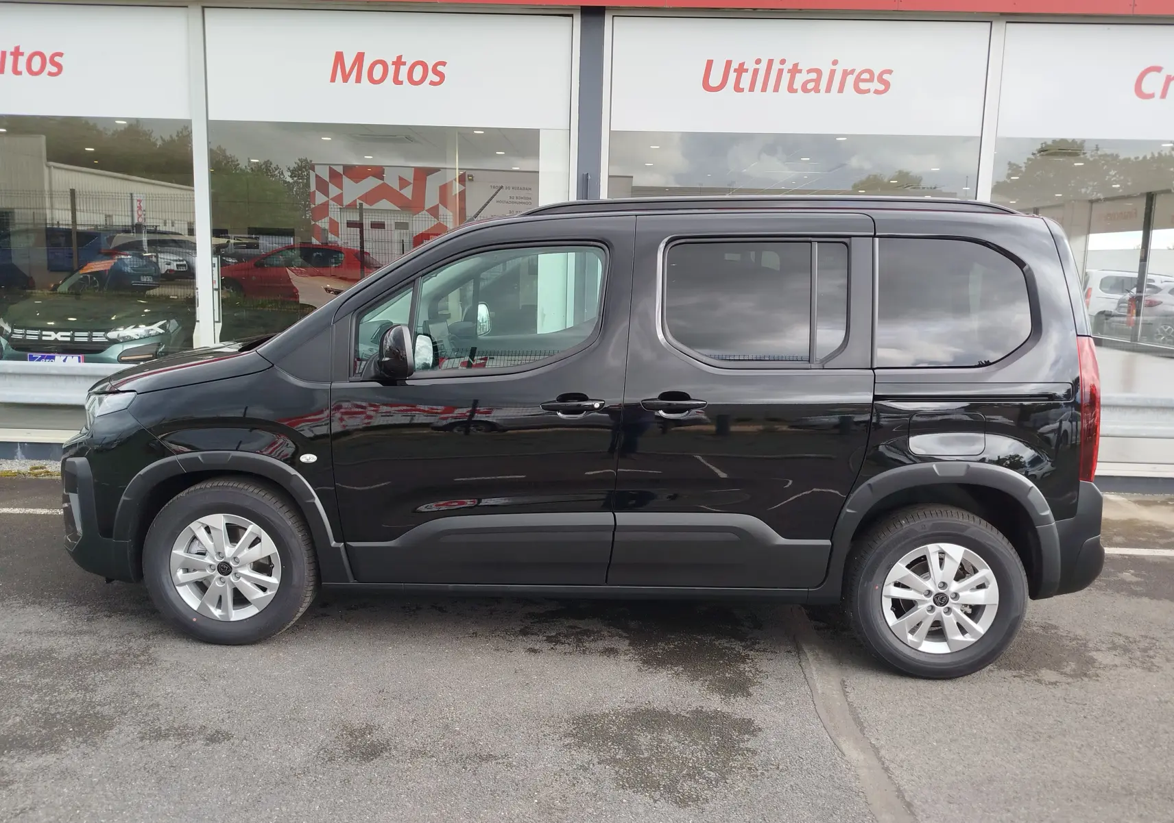 Vue latérale droite d’un Peugeot Rifter noir Perla Nera, mettant en valeur ses lignes compactes et ses jantes alliage.
