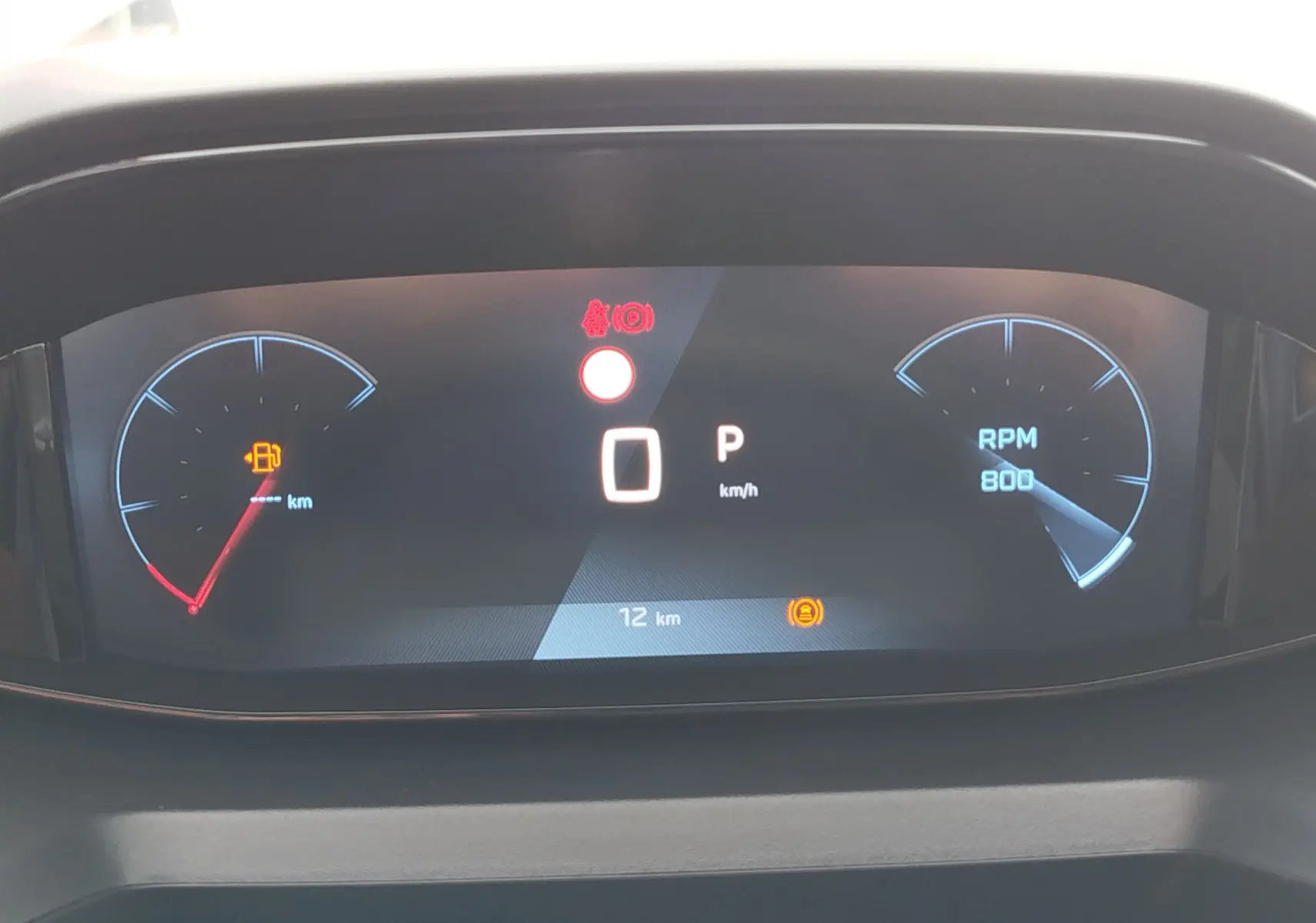 Tableau de bord numérique du Peugeot Rifter 2026, affichant la vitesse à 0 km/h et le régime moteur à 800 RPM.