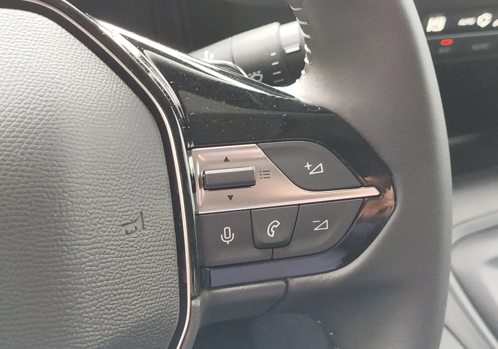 Gros plan sur les commandes multifonctions côté droit du volant noir du Peugeot Rifter 2026 finition Allure.