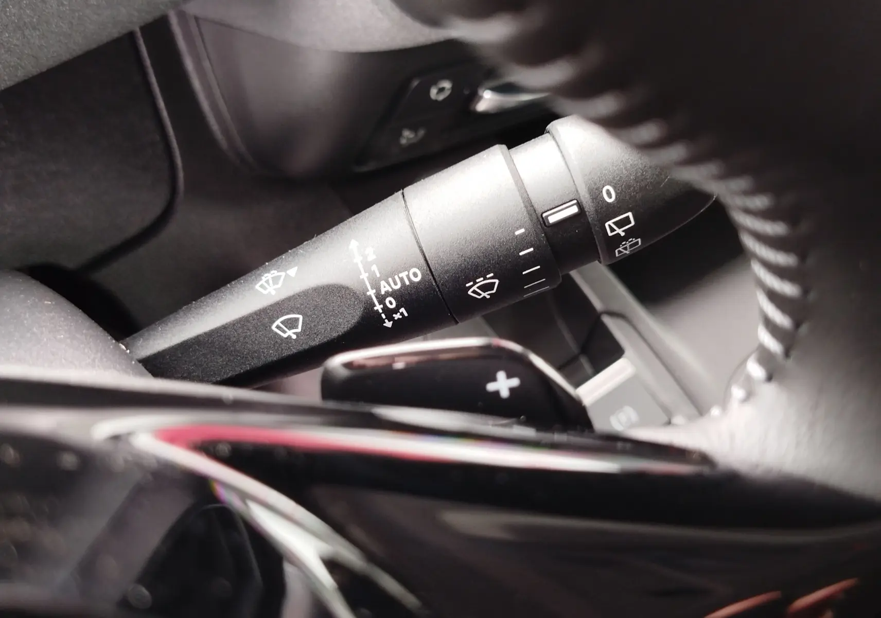 Gros plan sur la manette de commande des essuie-glaces du Peugeot Rifter 2026, finition noire intérieure.
