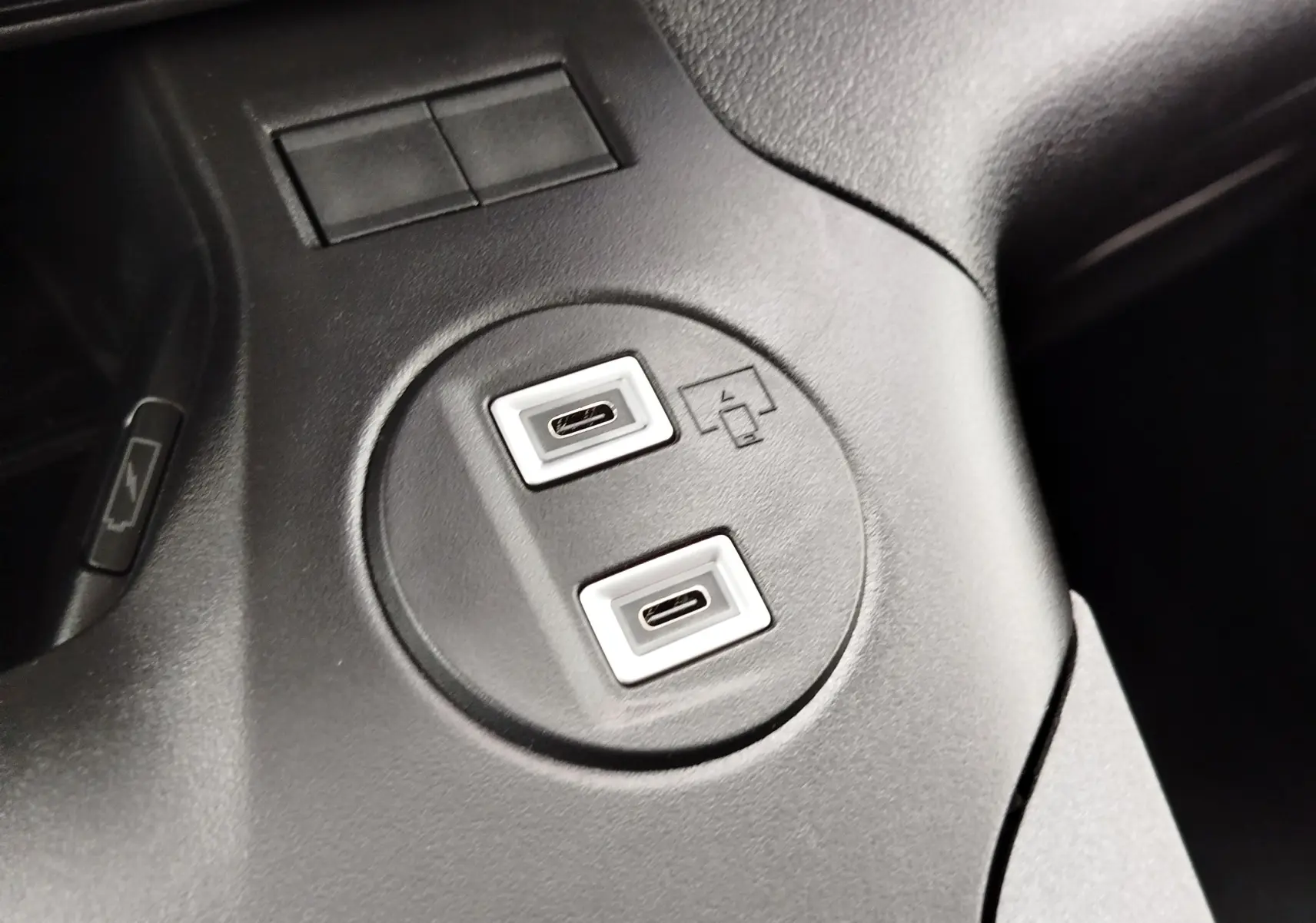 Gros plan sur les deux ports USB-C intégrés dans la console centrale noire du Peugeot Rifter 2026.