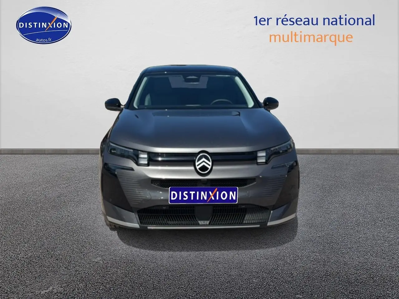 Vue frontale d'un Citroën C5 Aircross gris platinium avec toit noir et logo distinctif au centre de la calandre.