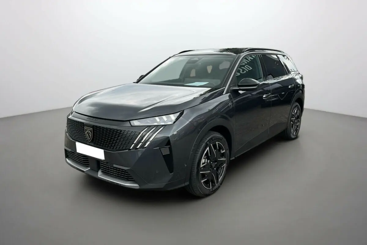 Peugeot 5008 Hybrid 145 GT 360 T.O gris titane avec toit noir, vue 3/4 avant mettant en valeur ses phares LED et jantes alu.