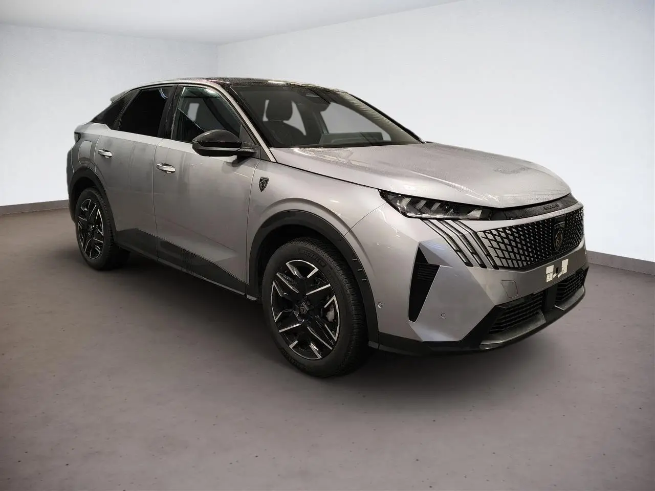 Peugeot 3008 Hybrid gris Artense vue 3/4 avant droit avec toit noir et jantes alliage noires.