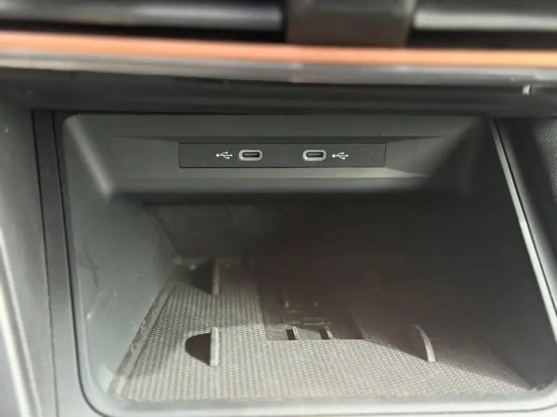 Gros plan sur la console centrale du CUPRA Formentor bleu, montrant deux ports USB-C intégrés.