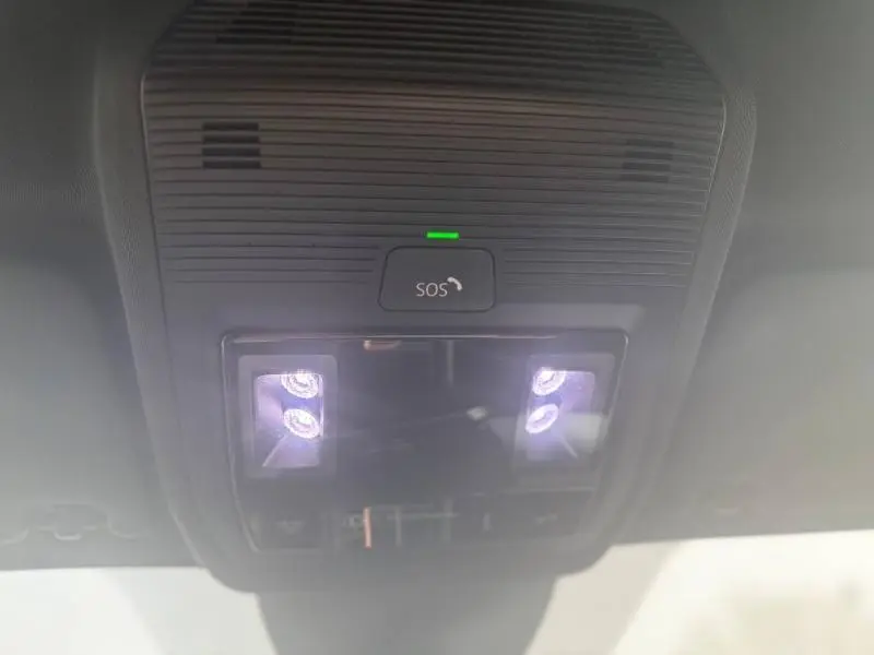 Vue en gros plan du plafonnier intérieur avec éclairage LED et bouton SOS du Cupra Formentor bleu.