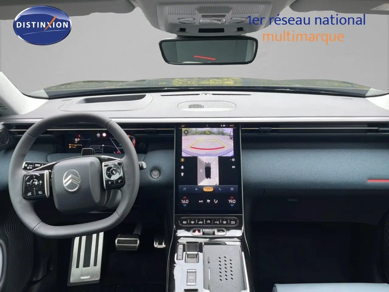 Vue intérieure frontale du tableau de bord du Citroën C5 Aircross noir, avec écran tactile central et volant multifonction.