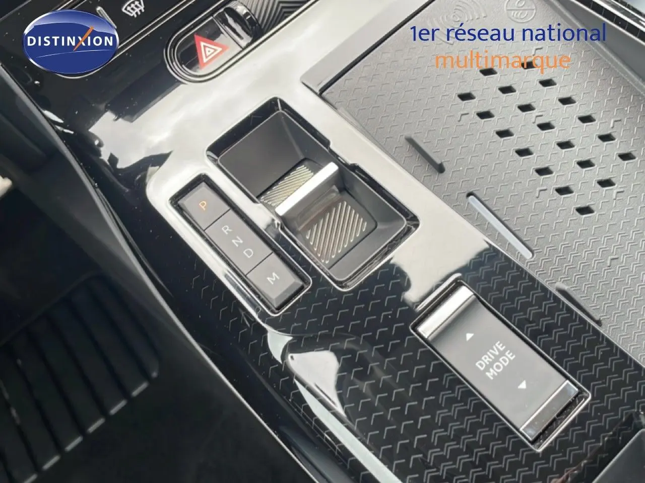 Vue rapprochée de la console centrale noire perla nera métal du Citroën C5 Aircross 1.2 Hybrid avec sélecteur de boîte auto et bouton Drive Mode.