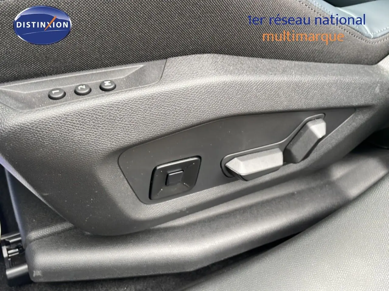 Gros plan sur les commandes électriques du siège côté gauche d’un Citroën C5 Aircross noir Perla Nera.