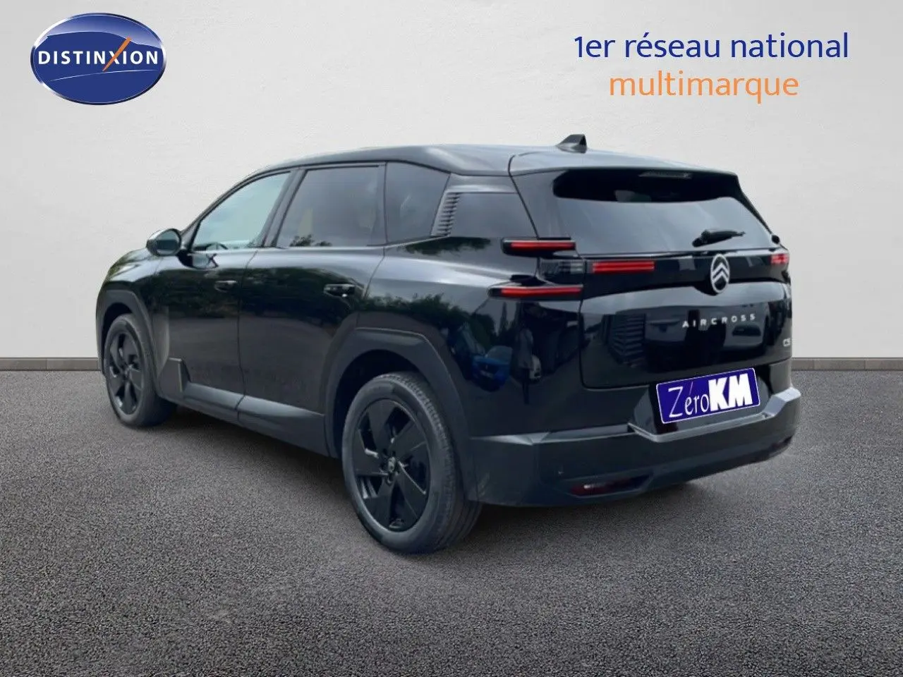 Vue 3/4 arrière d'un Citroën C5 Aircross noir Perla Nera métallisé avec jantes noires et feux arrière LED fins.