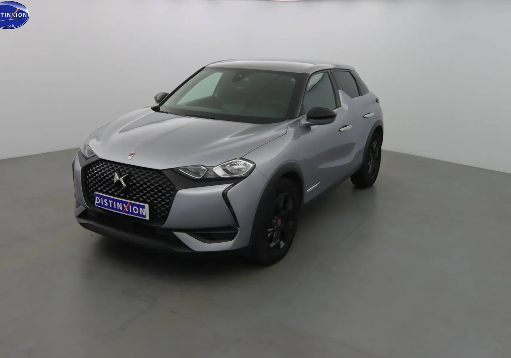 DS3 Crossback gris Artense métal vu en 3/4 avant droit avec calandre noire et jantes foncées.