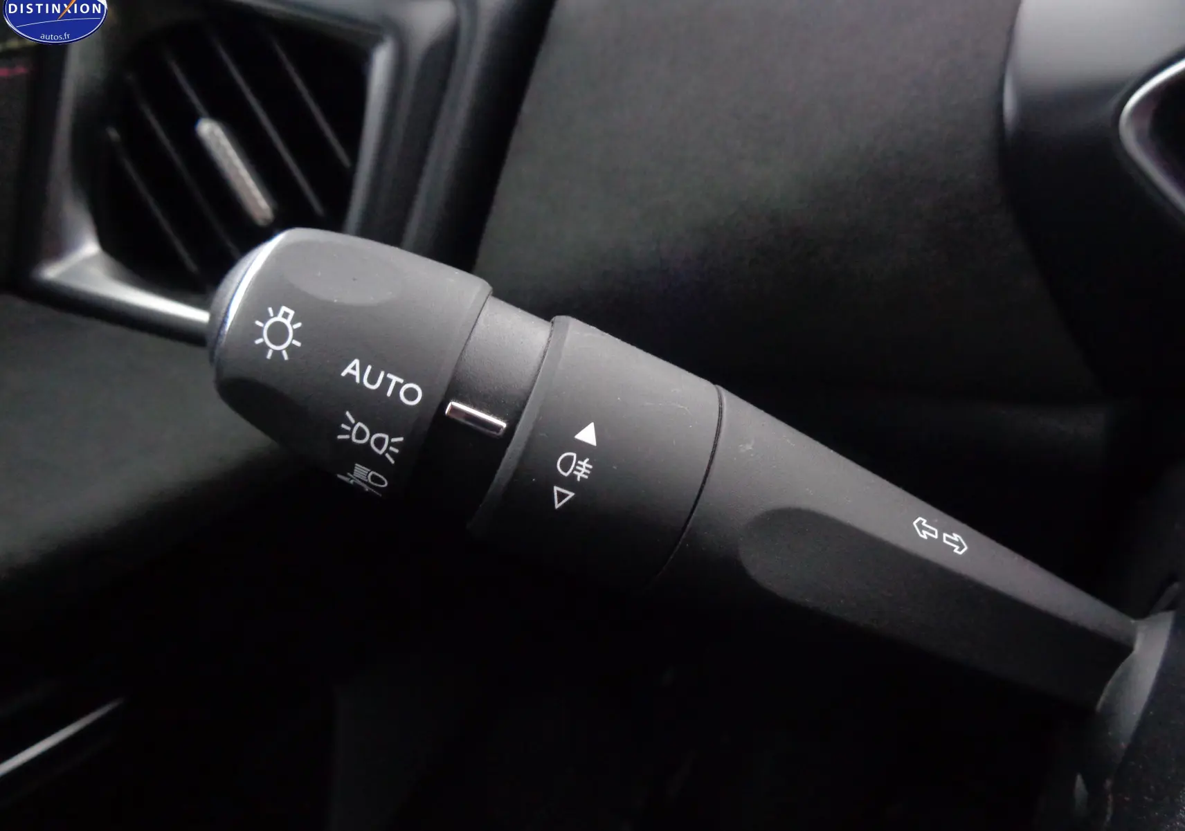 Gros plan sur la commande des phares et clignotants dans l'habitacle noir du DS3 Crossback gris Artense 2021.
