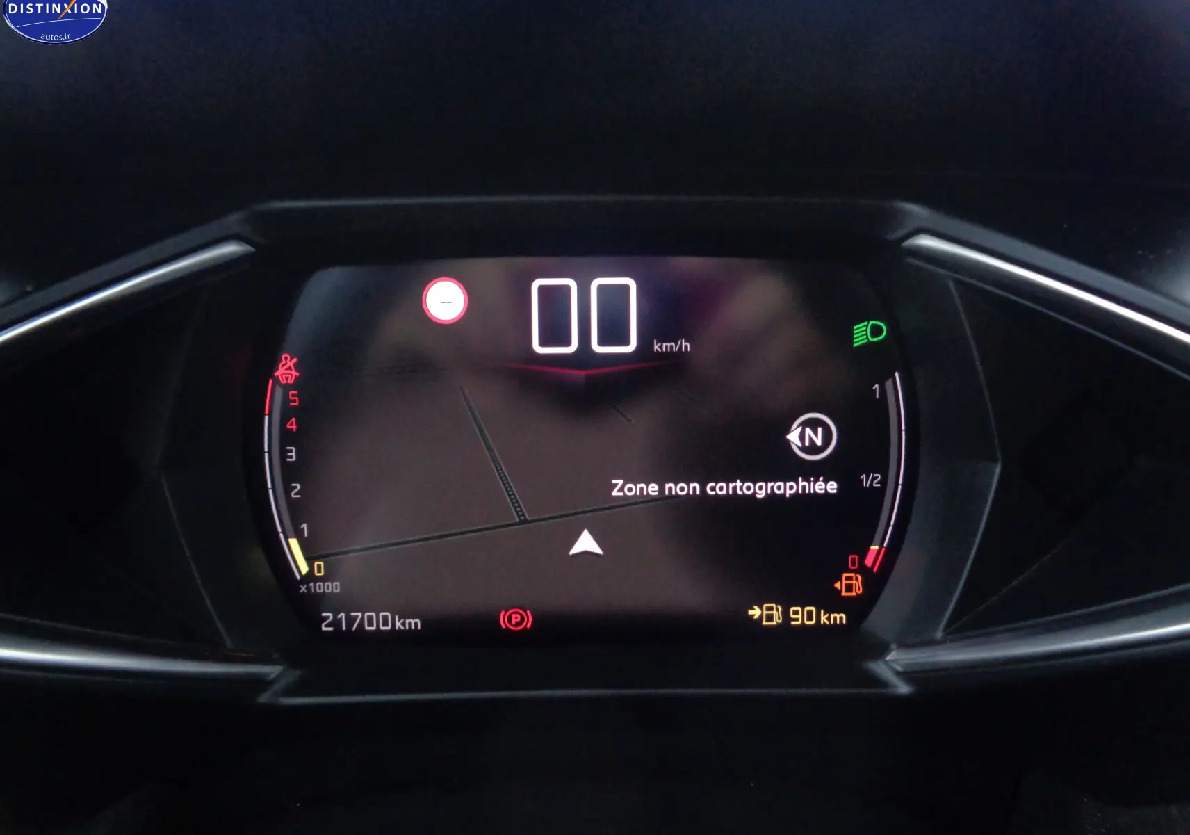 Tableau de bord numérique du DS3 Crossback 2021 affichant la vitesse à 0 km/h et une zone non cartographiée.
