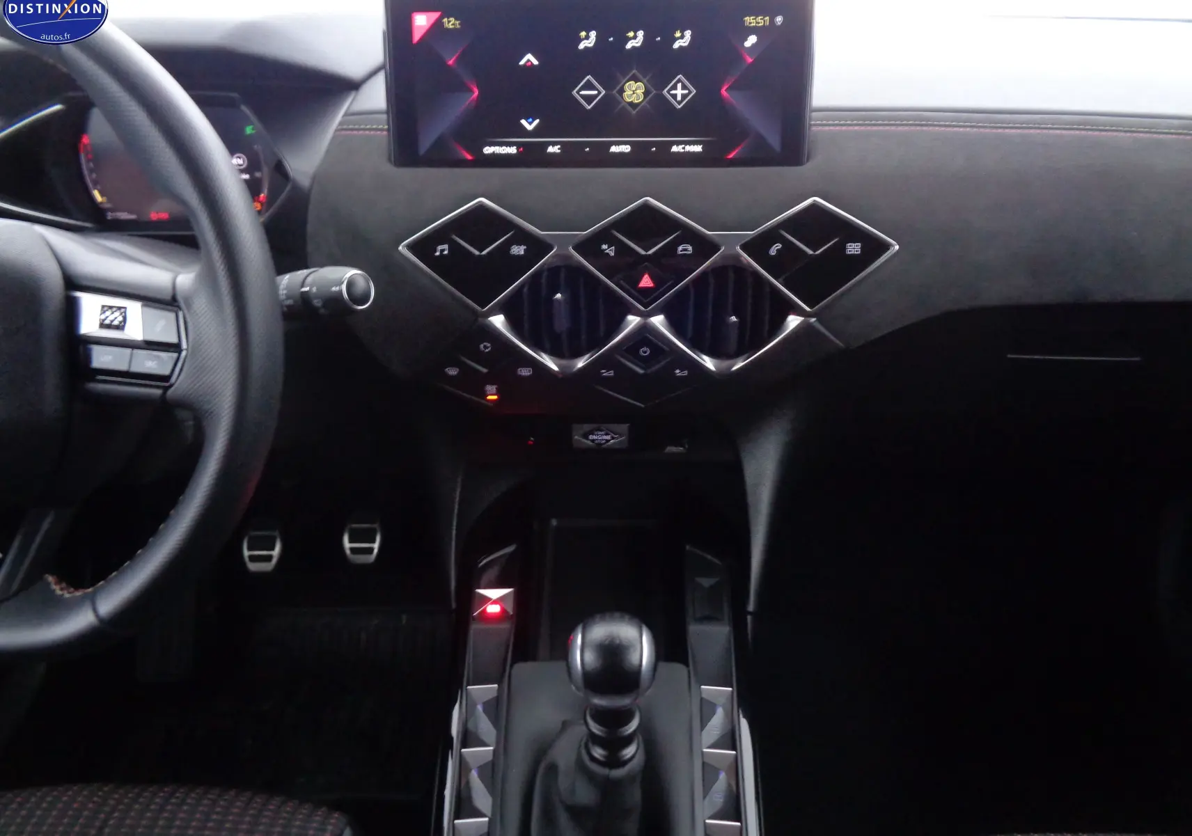 Vue intérieure frontale du tableau de bord du DS3 Crossback 1.5BLUEHDI 110 gris, avec écran tactile et levier de vitesses manuel.