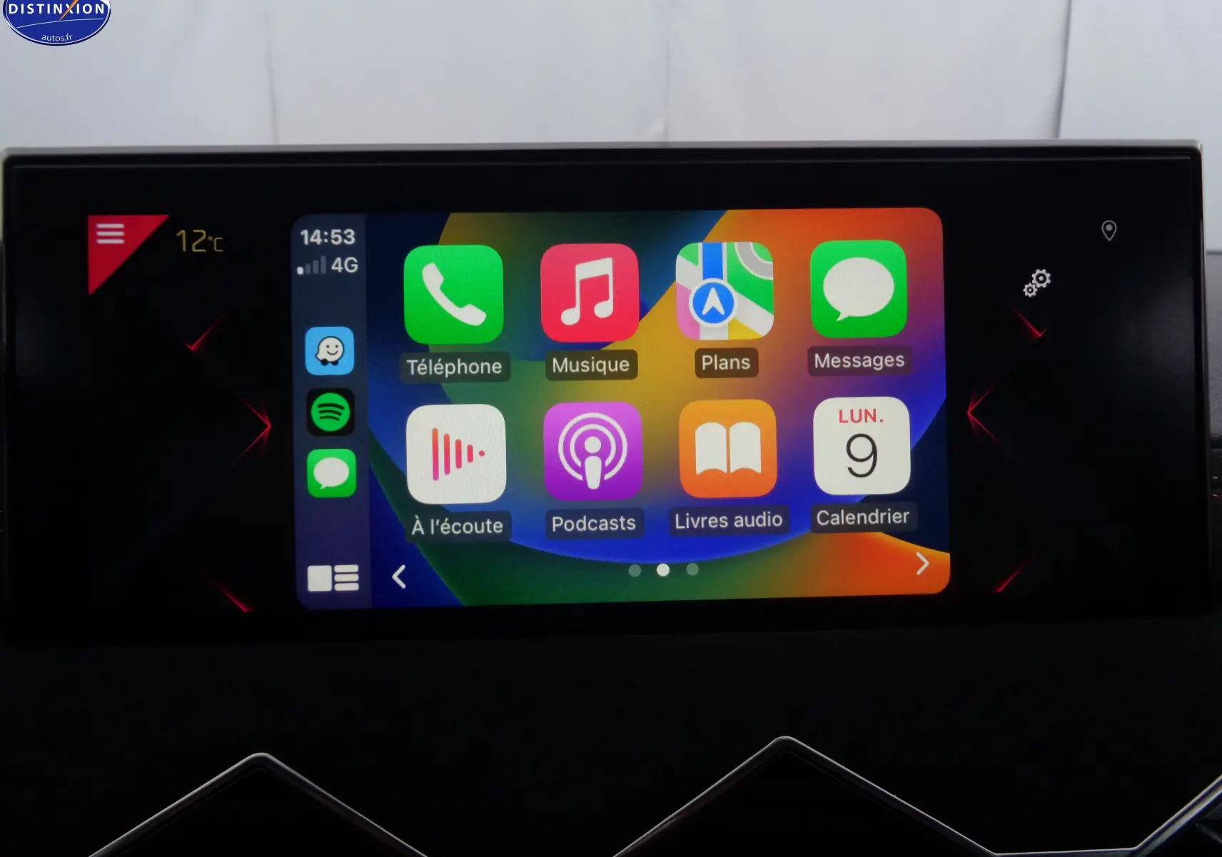 Écran tactile multimédia du DS3 Crossback 2021 affichant les applications Apple CarPlay en intérieur noir.