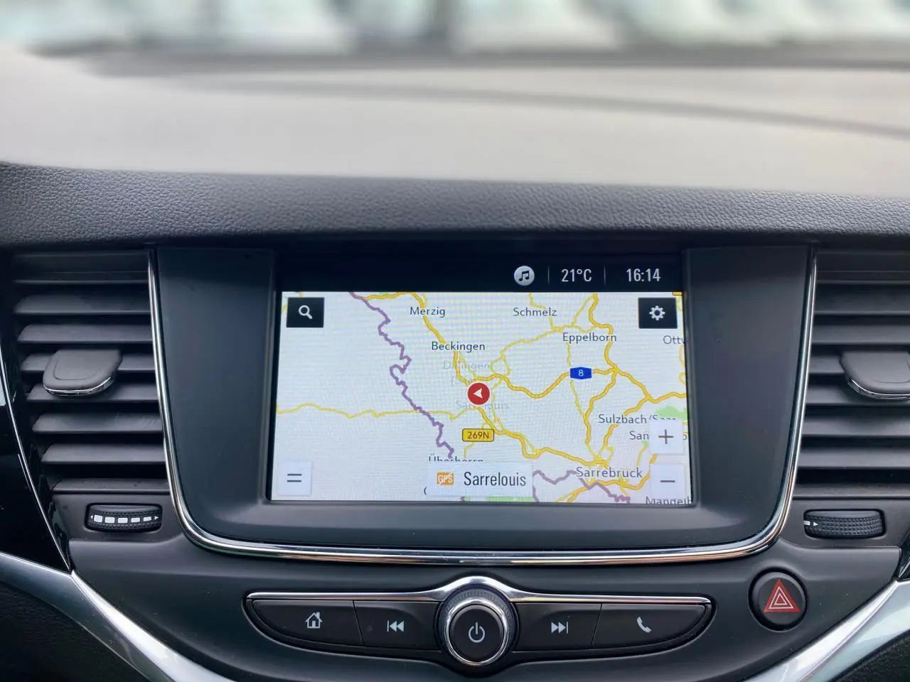 Écran tactile 7 pouces du système de navigation GPS intégré dans le tableau de bord d'une Opel Astra 2021.