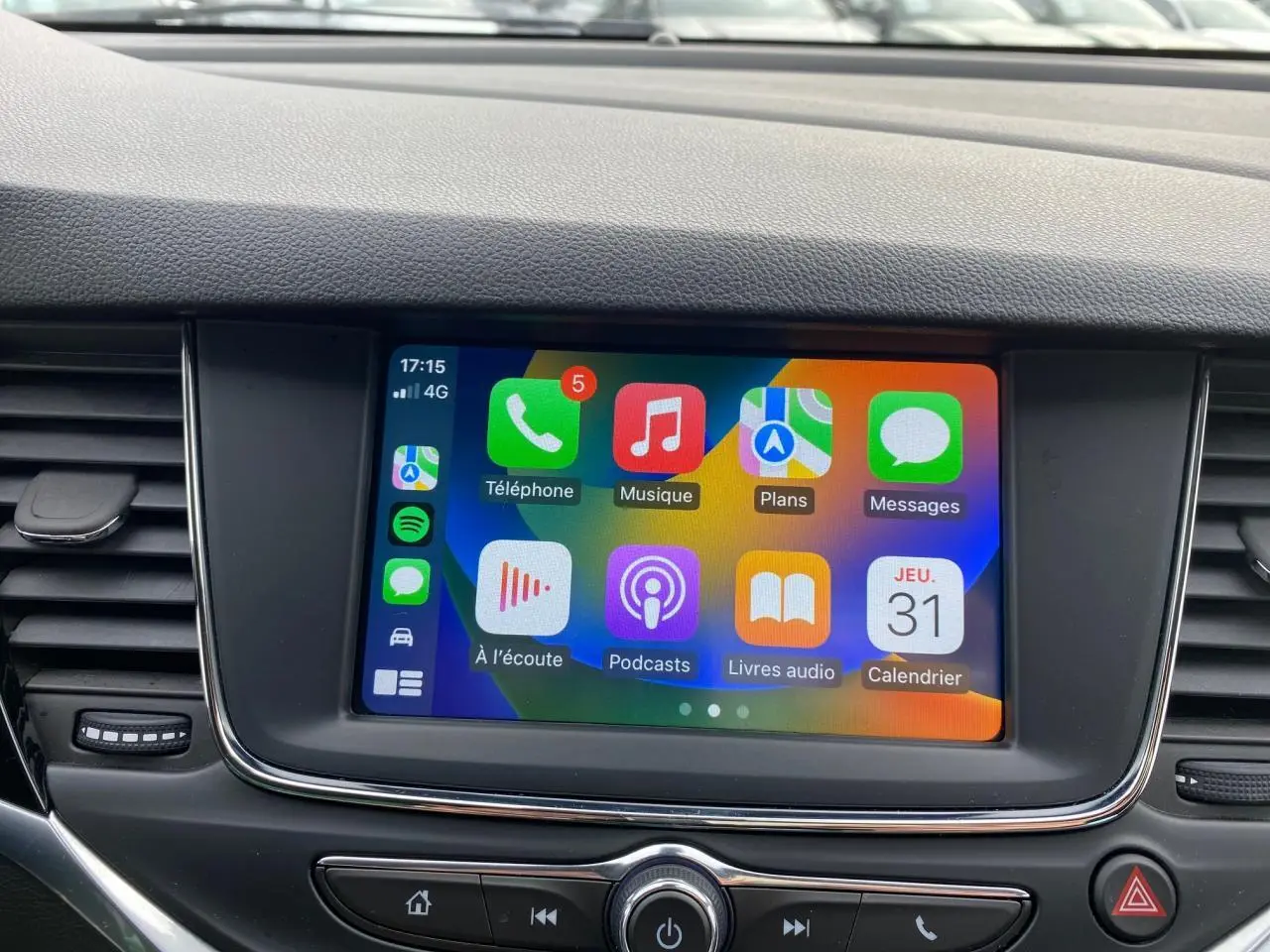 Écran tactile multimédia 7 pouces de l'Opel Astra 2021 affichant Apple CarPlay avec plusieurs applications colorées.