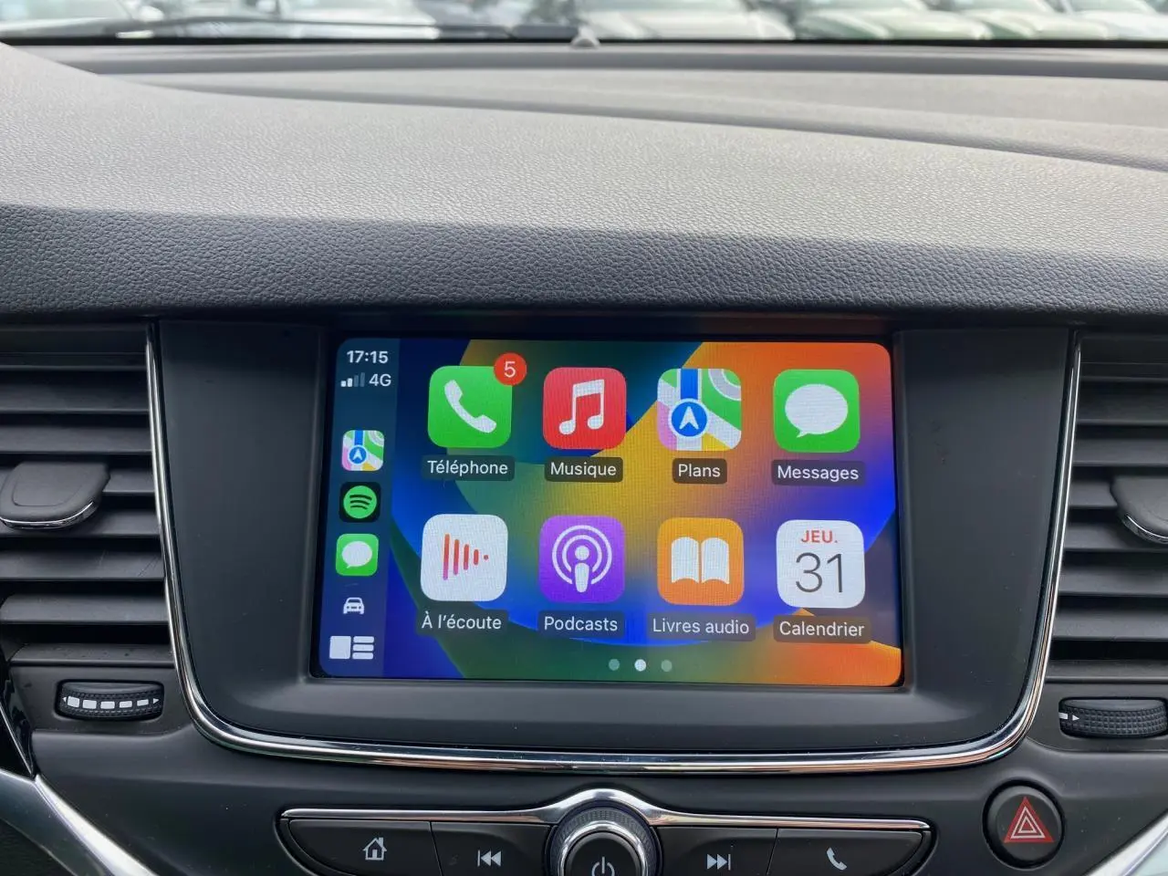 Écran tactile 7 pouces de la console centrale de l'Opel Astra 2021 affichant Apple CarPlay en mode multimédia.