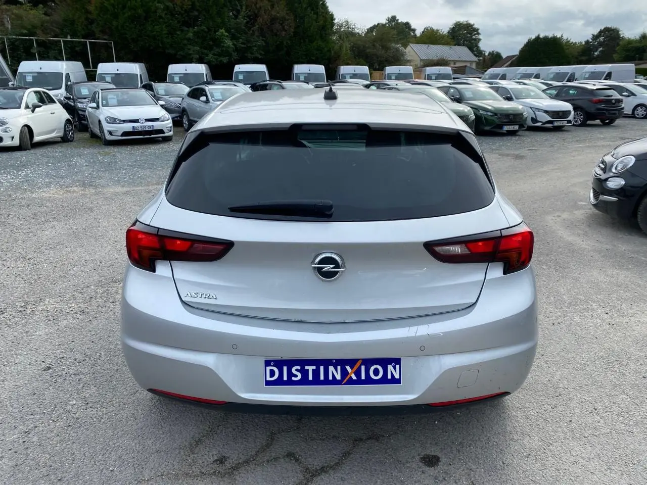 Vue arrière d'une Opel Astra 2021 Sovereign Silver avec vitres surteintées et radar de stationnement visible.