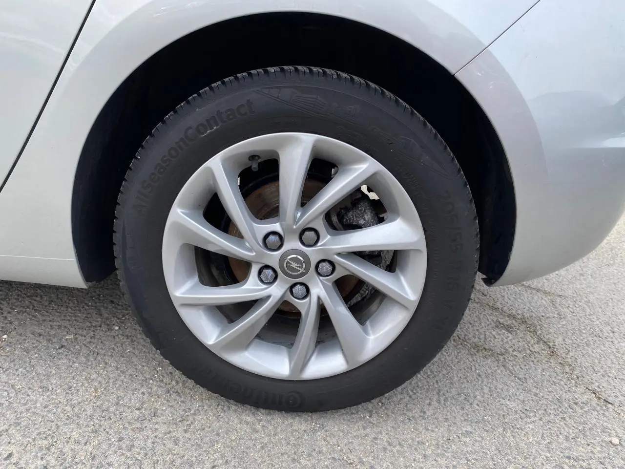 Gros plan sur la jante alliage 16'' gris argent à 10 branches de l'Opel Astra Sovereign Silver côté arrière droit.