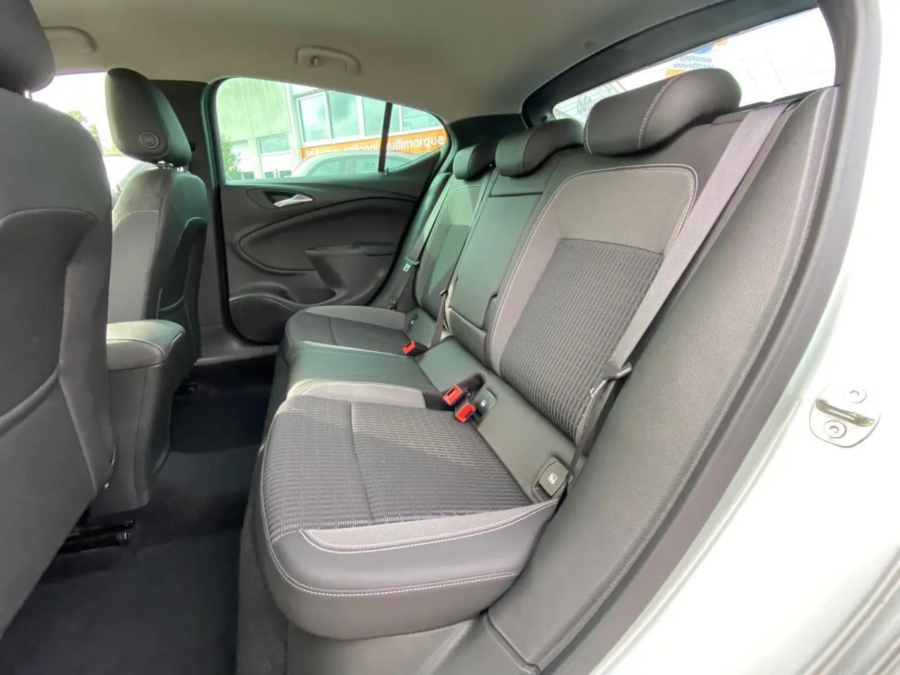 Vue intérieure côté droit des sièges arrière en tissu gris et noir de l'Opel Astra 2021 finition Elegance.