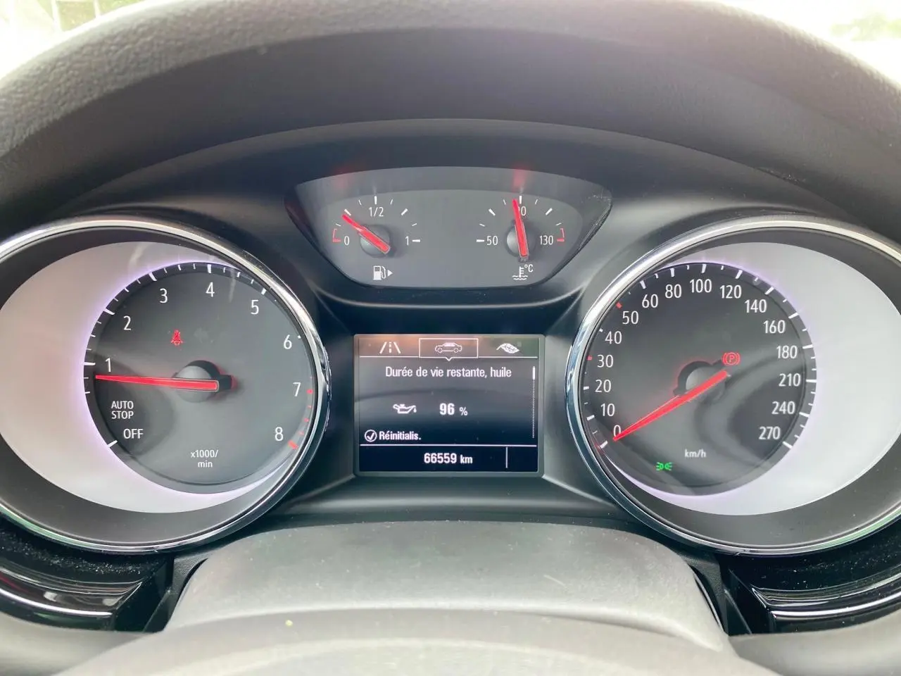 Vue rapprochée du tableau de bord de l'Opel Astra 2021, affichant compte-tours, vitesse et écran central d'informations.