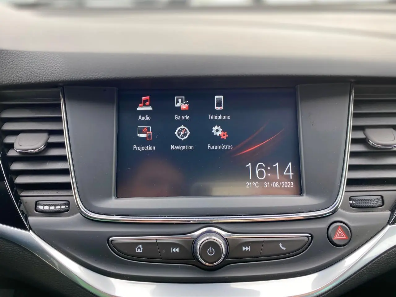 Écran tactile multimédia 7 pouces de l'Opel Astra 2021 avec menu navigation, audio et téléphone visible en plan rapproché.