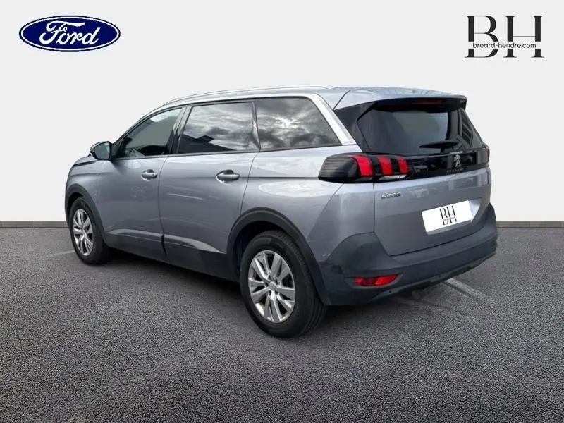 Peugeot 5008 gris Artense vue 3/4 arrière droit, avec feux arrière à griffes et jantes alu.