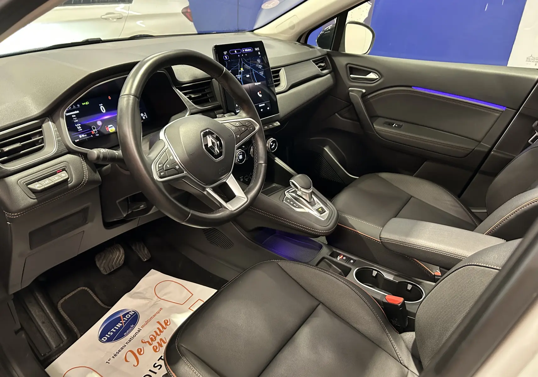 Intérieur du Renault Captur II Iconic 2022, vue côté conducteur, avec tableau de bord numérique et sellerie cuir noire.