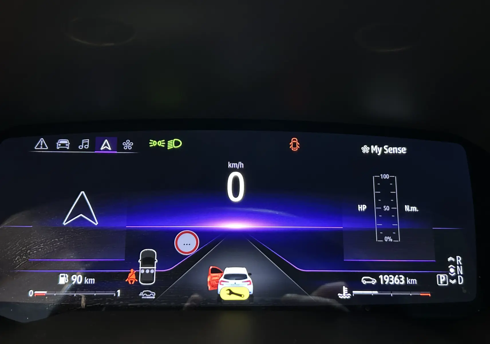 Tableau de bord numérique du Renault Captur blanc nacré 2022, affichant la vitesse à 0 km/h et porte arrière ouverte.