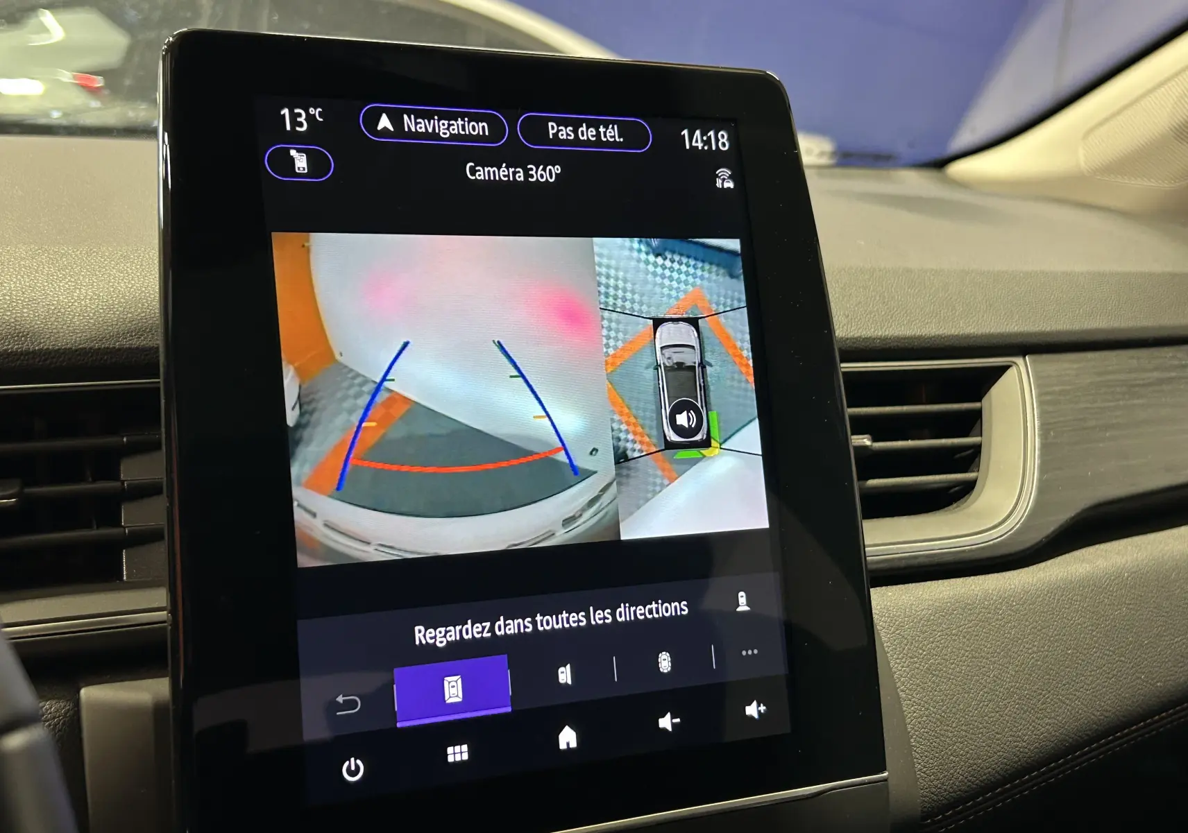 Écran tactile intérieur montrant la caméra 360° du Renault Captur blanc nacré, avec vue arrière et vue aérienne.