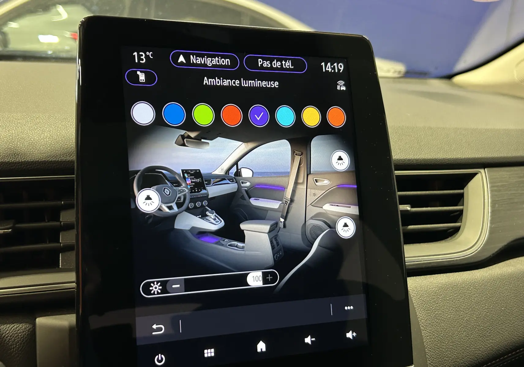 Écran tactile intérieur du Renault Captur II Iconic 2022 montrant les options d'ambiance lumineuse avec éclairage violet.