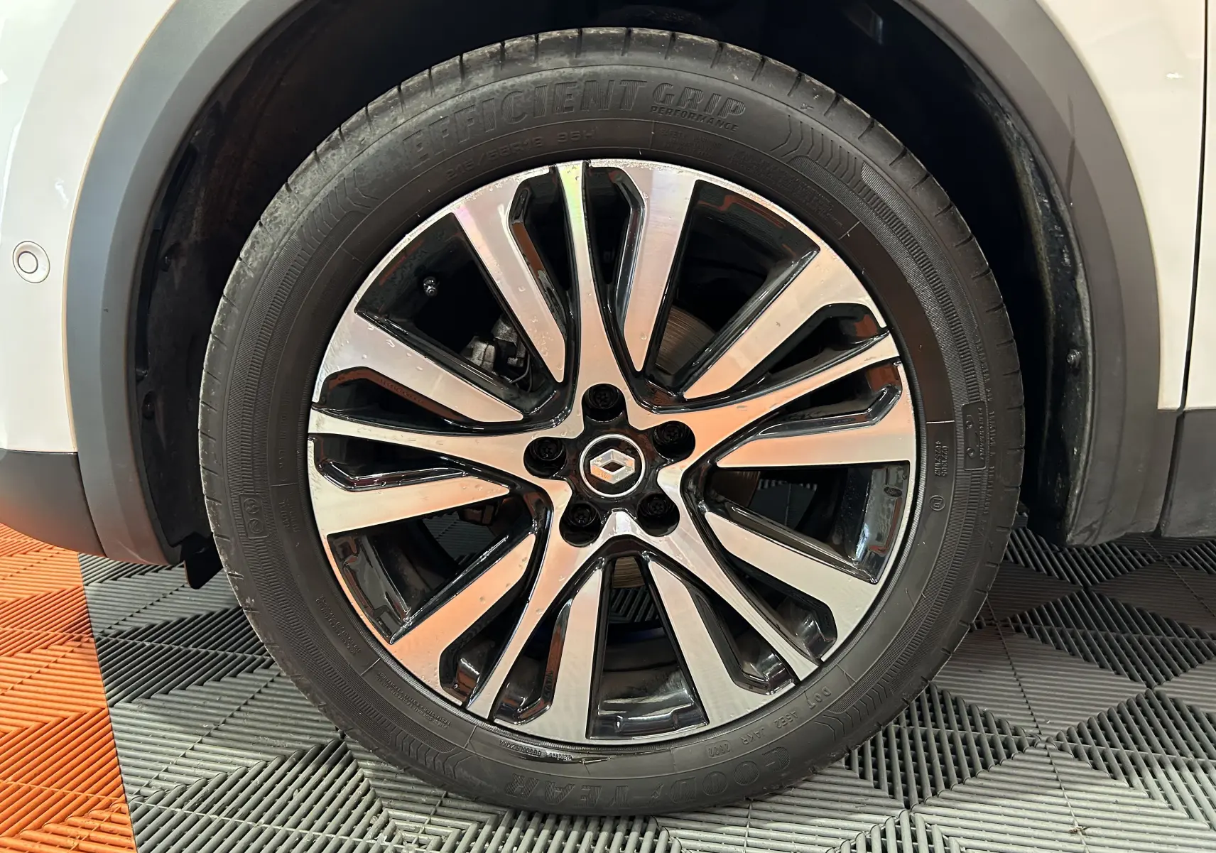 Gros plan sur la jante alliage bicolore du côté avant droit d'un Renault Captur blanc nacré 2022.