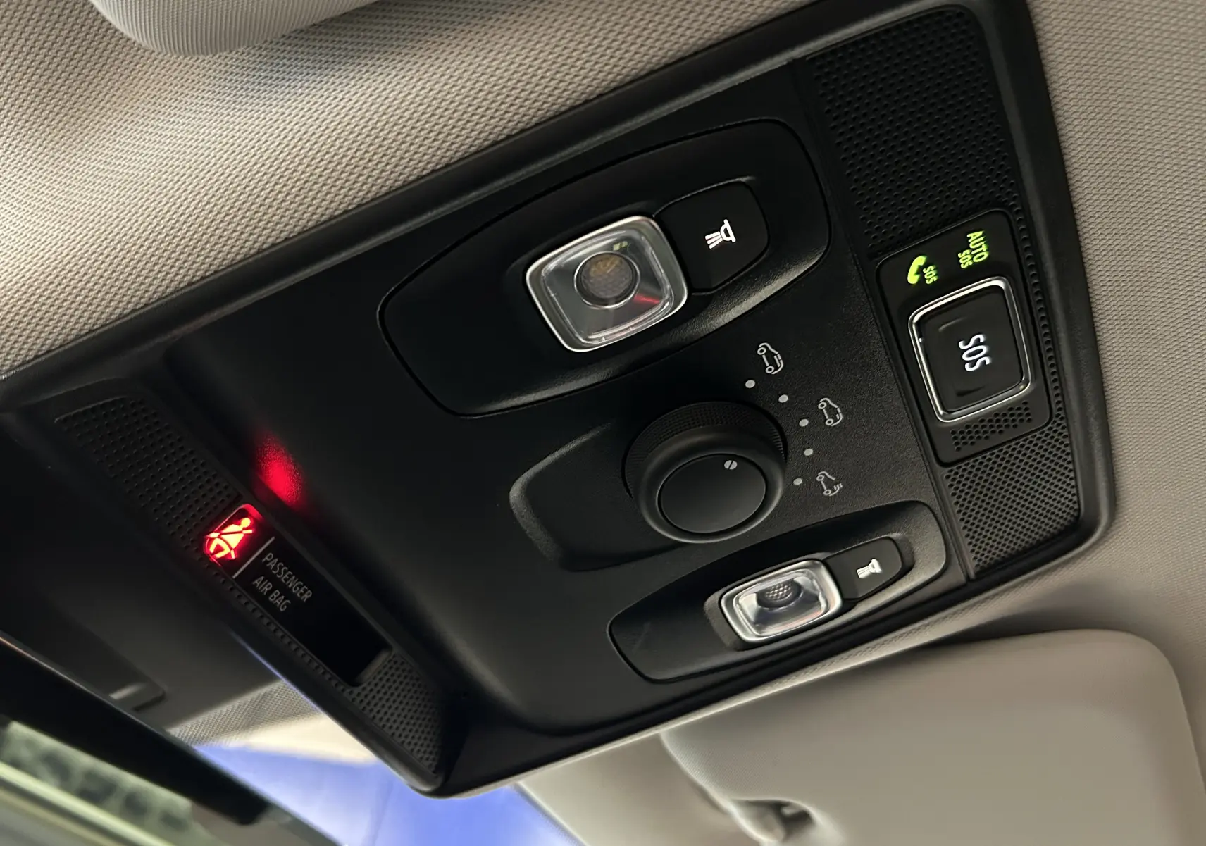 Vue en gros plan du panneau de commandes du toit ouvrant avec éclairages et bouton SOS dans un Renault Captur blanc nacré 2022.