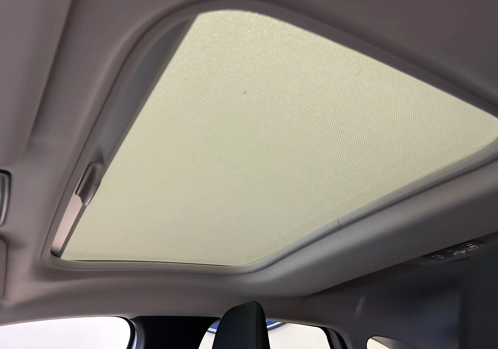 Toit ouvrant panoramique fermé vu de l'intérieur sur Renault Captur blanc nacré, version Iconic 2022